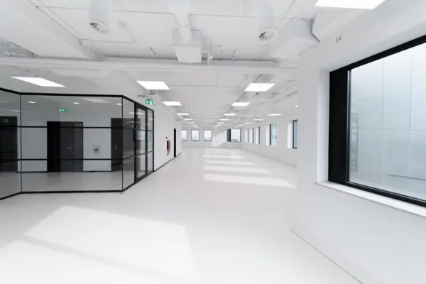 Licht en modern kantoorpand in Rivium Quadrant met glazen scheidingswanden en grote ramen.